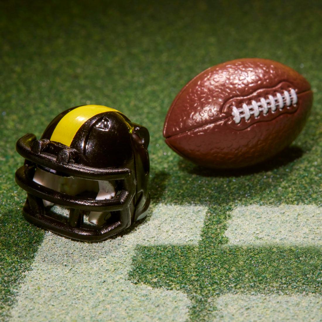 Homelofty | Transformers NFL Pittsburgh Steelers Steelsmash 5.5" Action Figure